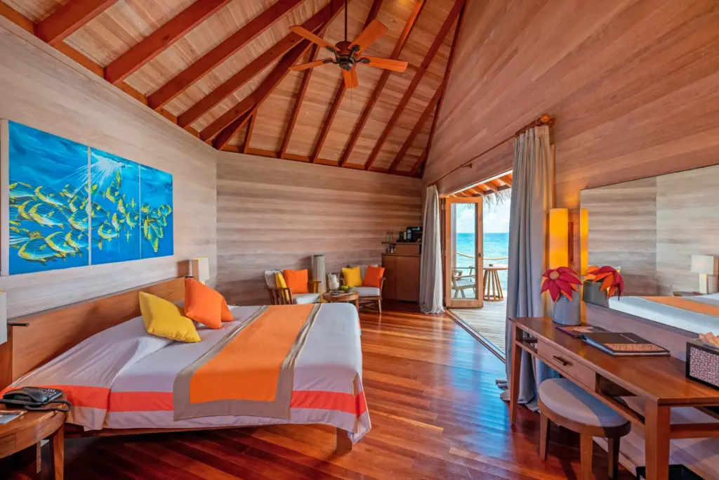 Villenbeispiel mit farbenfrohen und maritimen Akzenten: Blick in eine Wasser-Villa des Mirihi Island Resorts, buchbar bei Fenners Reisen