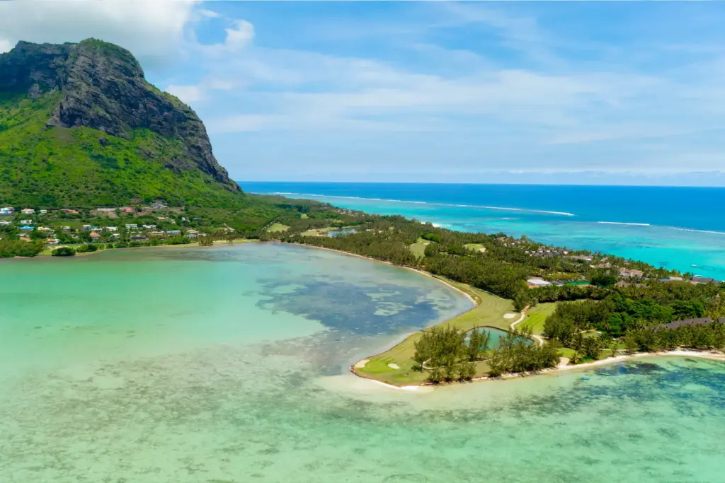 Die Landzunge, auf der sich das Paradis Beachcomber Golf Resort & Spa und der zugehörige Golfplatz befinden - in malerischer Lage direkt unterhalb des ikonischen Felsen Le Morne. Suchen Sie nach der besten Unterkunft für Ihren Golfurlaub auf Mauritius? Katharina Fenners berät Sie individuell!