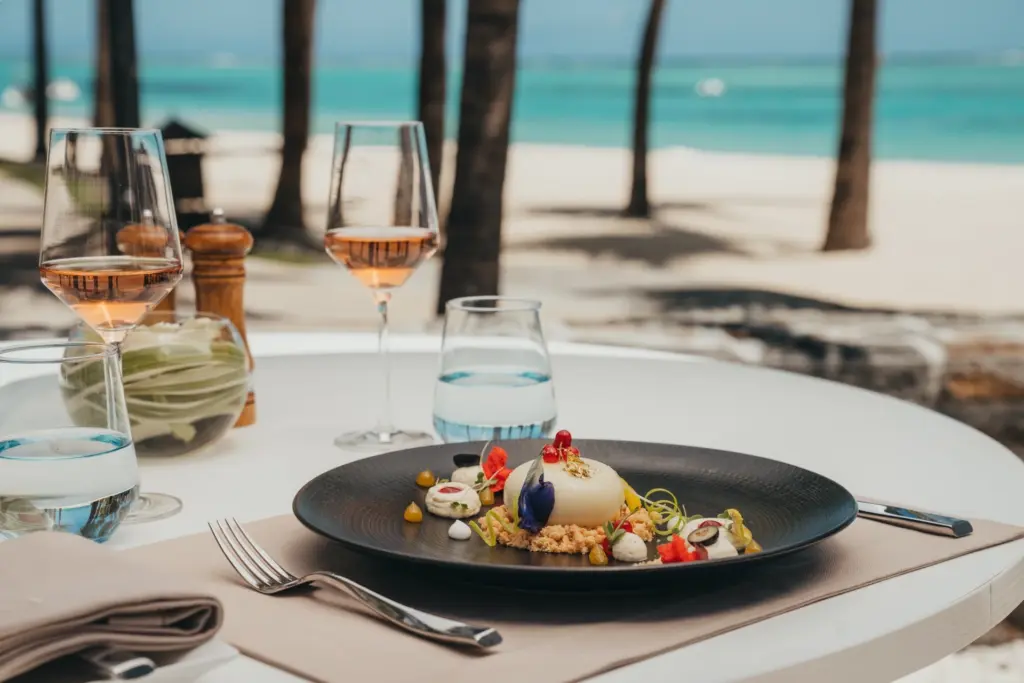 Köstliche Kulinarik, kunstvoll arrangiert und direkt am Strand - auf Mauritius speisen Reisende mit den Füßen im Sand, ohne kulinarische Abstriche machen zu müssen - Katharina Fenners kennt die besten Hotels und Restaurants der Insel!