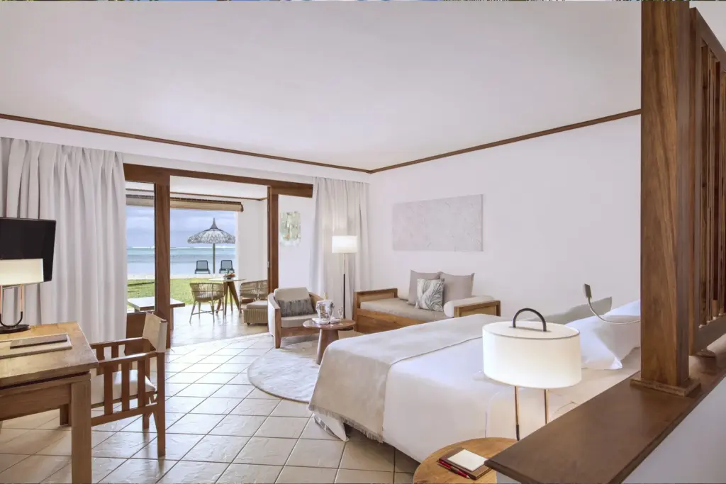 Vom Hotelbett geht der Blick direkt auf den Strand - so übernachten Gäste auf Wunsch im Paradis Beachcomber Golf Resort & Spa, buchbar bei Fenners Reisen