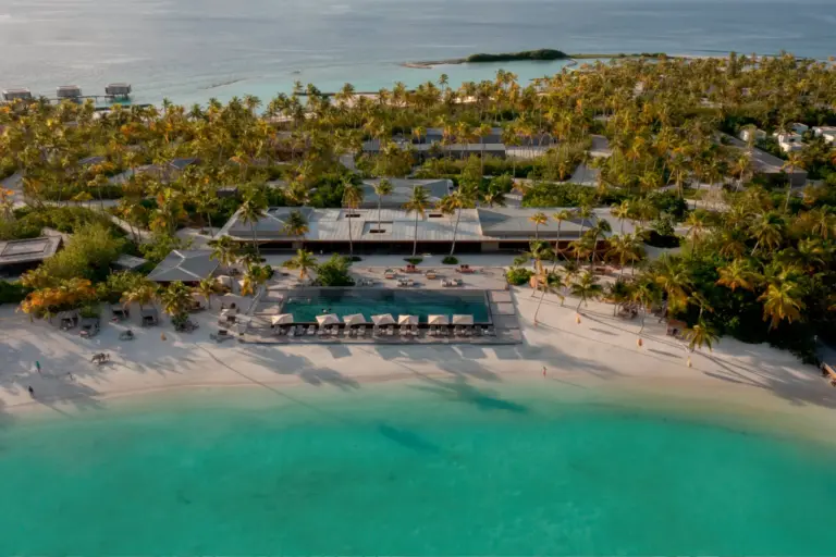 Drei First-Class-Resorts liegen auf der Die Fari Islands liegen in der Rah-Falhu-Huraa-Lagune im Nord-Malé-Atoll der Malediven, darunter das erst 2021 eröffnete Patina Maldives, buchbar bei Fenners Reisen!