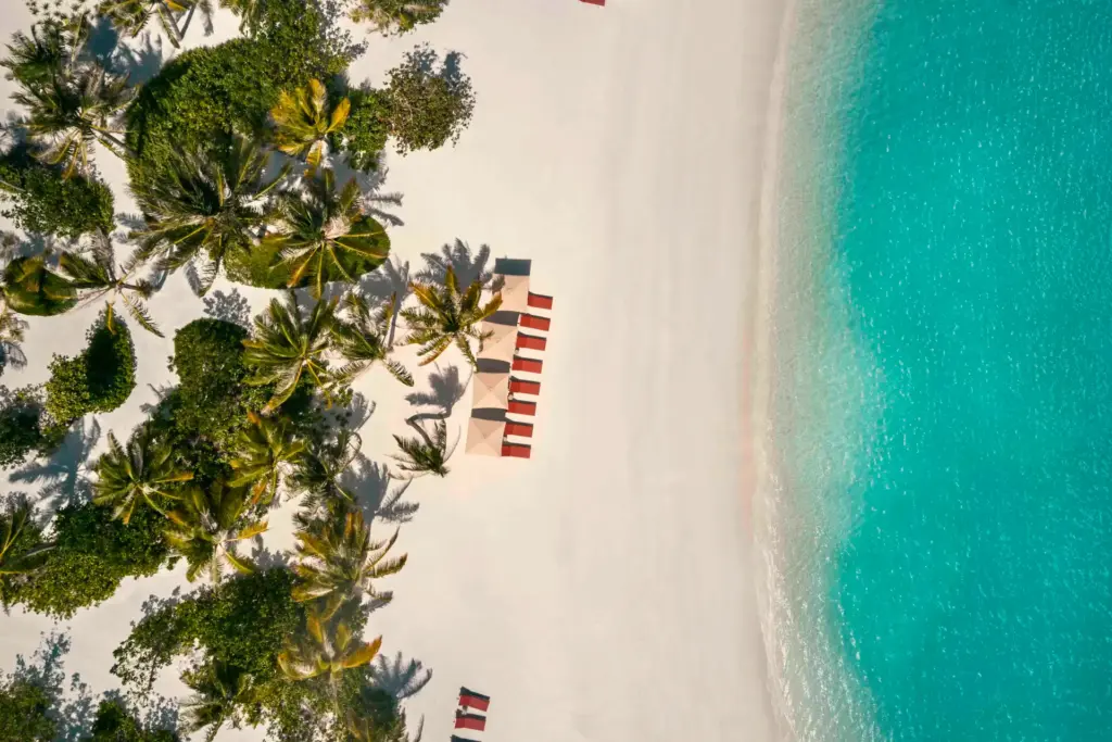 Traumhafte Lage am strahlend weißen Strand und dem türkisen Ozean - und dabei stilsicher in jedem Detail. Im Patina Maldives Fari Islands warten Luxus und Entspannung. Buchbar bei Fenners Reisen!