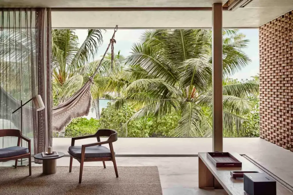 Blick aus einem Fari Studio des Patina Maldives, buchbar für Ihren Malediven Luxusurlaub bei Fenners Reisen