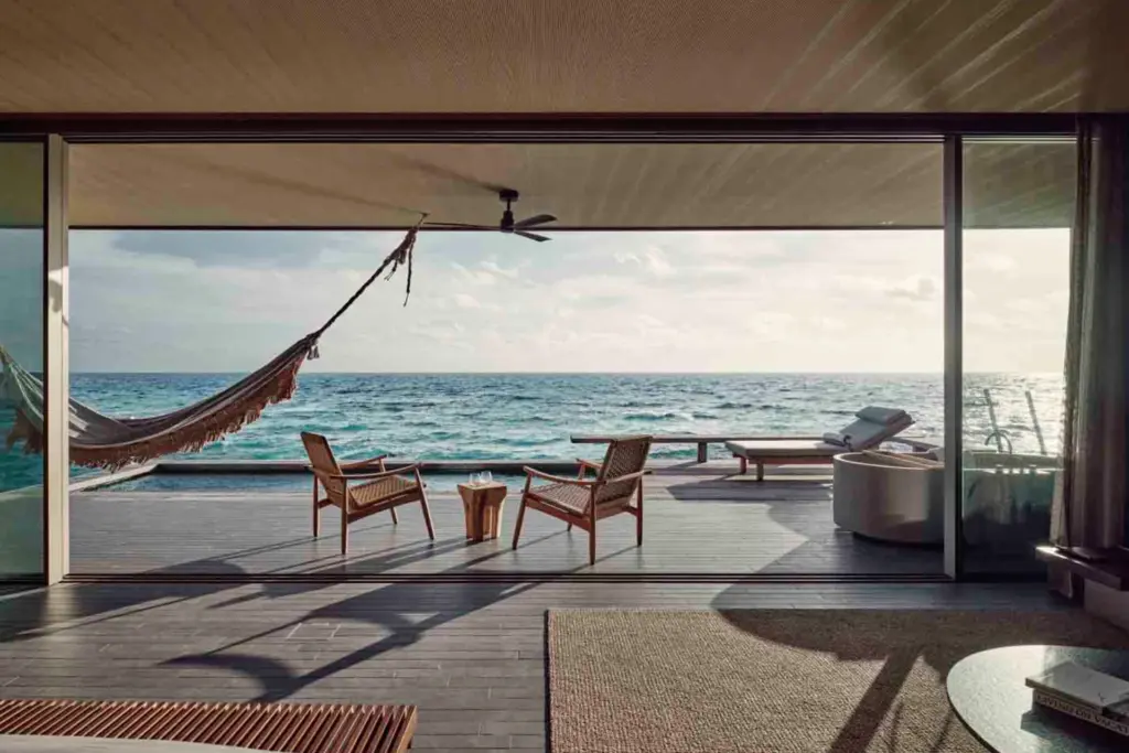 Von der Terrasse einer stilvoll möblierten Wasservilla schweift der Blick über den eigenen Infinity Pool, eine Hängematte und das endlose Meer - so traumhaft und luxuriös kann der Maledivenurlaub sein. Katharina ist auf Reisen in den Indischen Ozean spezialisiert und berät Sie individuell!