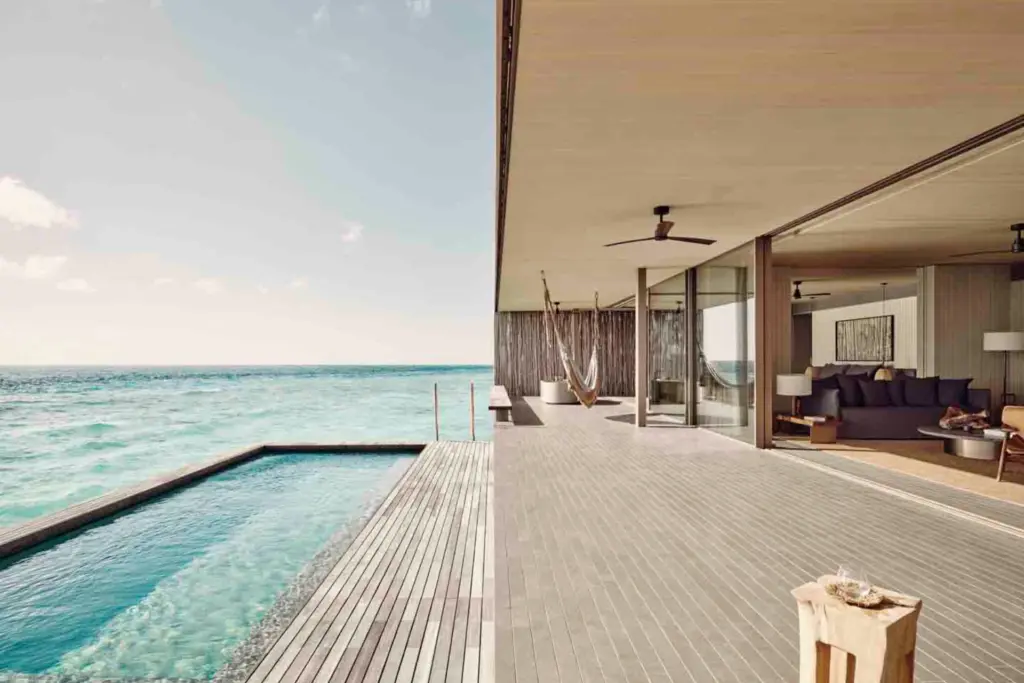 Von der riesigen Terrasse mit Infinity Pool schweift der Blick weit übers Meer - die Sunset Water Pool Villen des Patina Maldives versprechen Luxus und beste Blicke auf den Sonnenuntergang. Buchen Sie Ihren Luxusurlaub auf den Malediven bei Fenners Reisen!