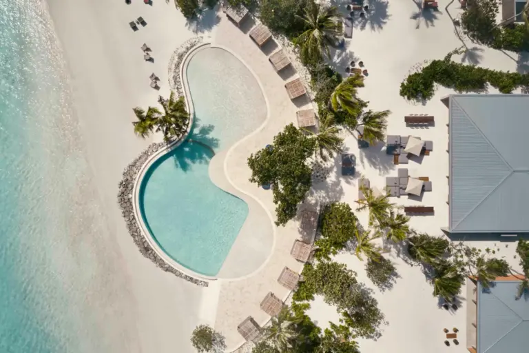 Blick aus der Luft auf das trendige Lifestyle-Resort Patina Maldives Fari Islands, buchbar bei Fenners Reisen