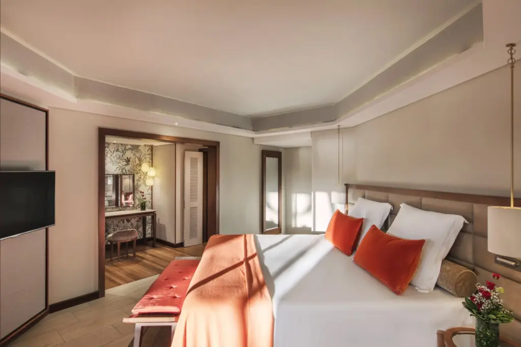 Knallige Farbakzente unterstreichen die Eleganz der Romance Suites des Royal Palm Beachcomber Luxury, buchbar bei Fenners Reisen
