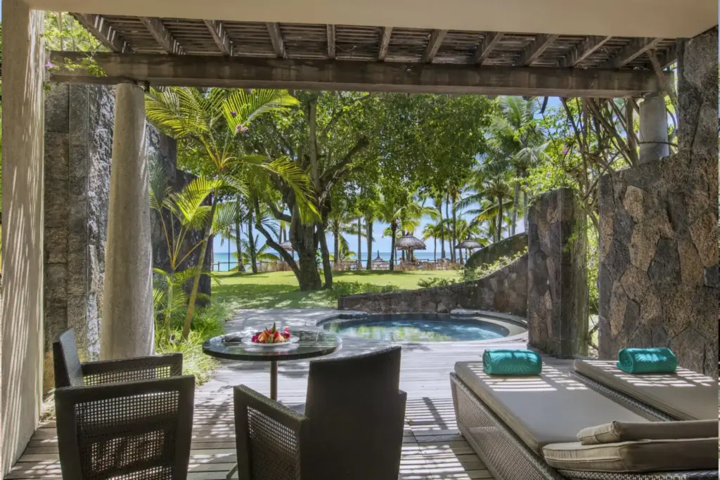 Aus der Beachfront Suite mit Pool geht der Blick auf den eigenen kreisrunden Privatpool und das dahinterliegende Meer. Buchen Sie Ihren Aufenthalt im Trou aux Biches Beachcomber Golf Resort & Spa auf Mauritius bei Fenners Reisen!