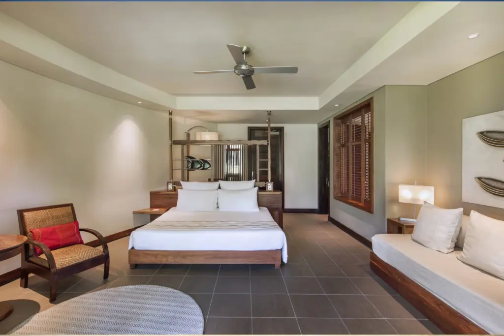 Ein Hotelzimmer mit großem Bett, Sesseln und Sofa in kolonialem Flair - Katharina Fenners berät Sie zu Ihrem Wunschhotel auf der Trauminsel Mauritius