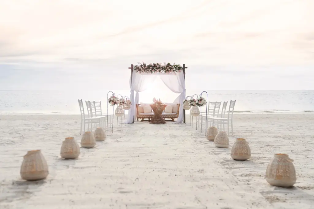 Ein Hochzeitsbogen an einem weißen Bilderbuchstrand - Katharina Fenners ist auch auf Hochzeitsreisen und Flitterwochen auf Mauritius und anderen Trauminseln im Indischen Ozean spezialisiert! Sie berät Sie individuell und persönlich.