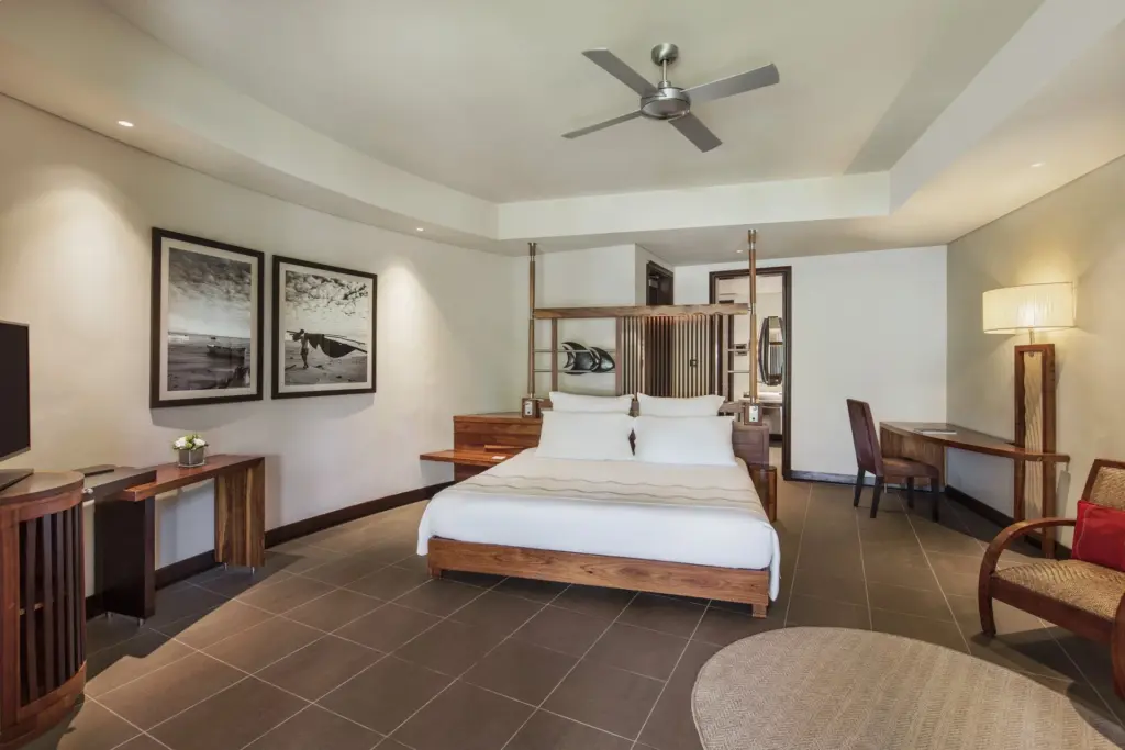 Ein geräumiges Zimmer mit Deckenventilator und kolonialem Flair - so sieht eine Junior Suite im Trou aux Biches Beachcomber Golf Resort & Spa aus, buchbar bei Fenners Reisen