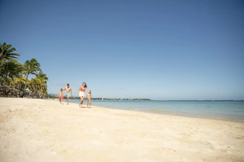 Eine Familie tobt auf einem Bilderbuch im Indischen Ozean - Katharina Fenners organisiert Ihren unvergesslichen Traumurlaub für die ganze Familie.