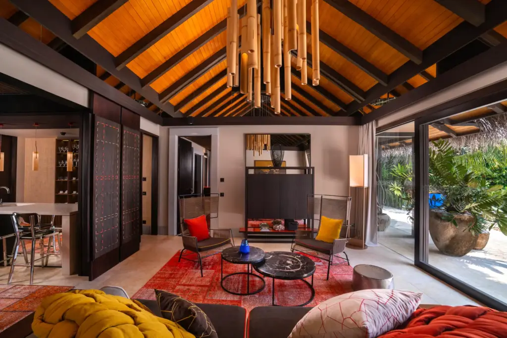 Das Wohnzimmer dieses Beach Pool Houses auf den Malediven ist durch stilvolle Farbakzente und moderne Möbel trendig in Szene gesetzt. Katharina Fenners kennt die exklusivsten Resorts auf den Maldiven und im Indischen Ozean. Lassen Sie sich beraten - individuell und persönlich!