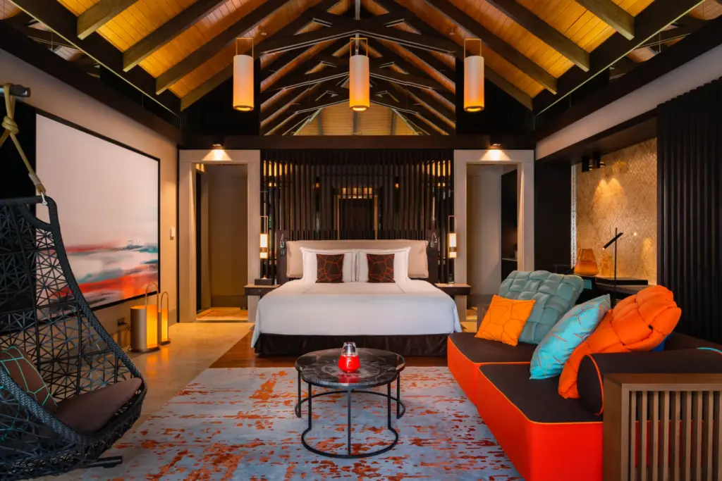 Der farbenfrohe Innenbereich mit stilvollen Akzenten einer Beach Pool Villa auf Velaa Private Island, buchbar für Ihren Maledivenurlaub bei Fenners Reisen