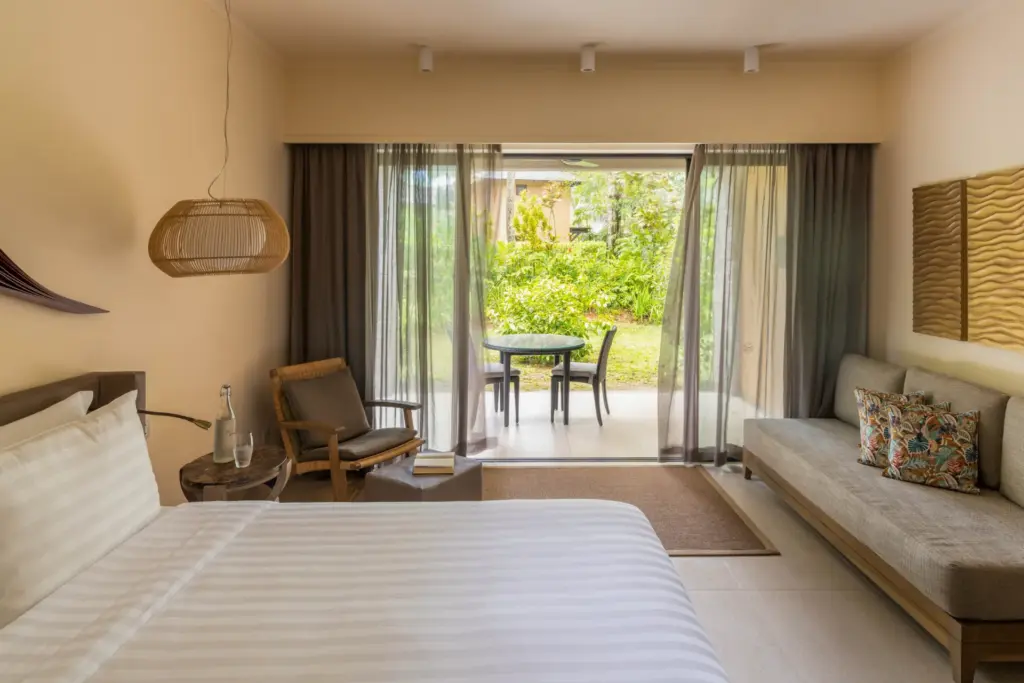 Die Tropical Garden View Rooms dieses Hotels auf den Seychellen bestechen nicht nur mit betörendem Blick ins Grüne, sondern auch mit ihrem ansprechenden Interior. Sie planen eine Reise auf die Seychellen? Katharina Fenners kennt die besten Hotels und berät Sie individuell!