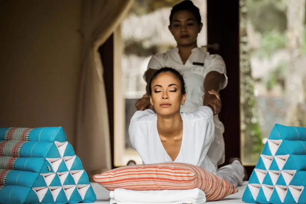 Eine Frau wird im Rahmen einer Behandlung im Spa-Bereich des Constance Ephelia auf den Seychellen verwöhnt - es ist der größte Spa- und Wellnessbereich im Indischen Ozean. Buchen Sie ganzheitliche Entschleunigung auf den Seychellen bei Fenners Reisen!