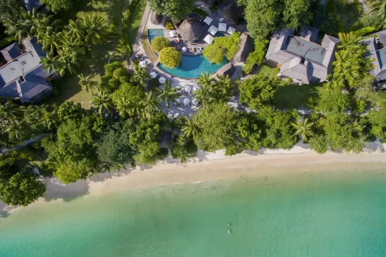 Blick auf das von üppigem Grün umrahmte Constance Ephelia Seychelles, das direkt an zwei der schönsten Strände der Seychellen-Hauptinsel Mahé liegt - buchbar für Ihren maßgeschneiderten Seychellen-Urlaub bei Fenners Reisen!