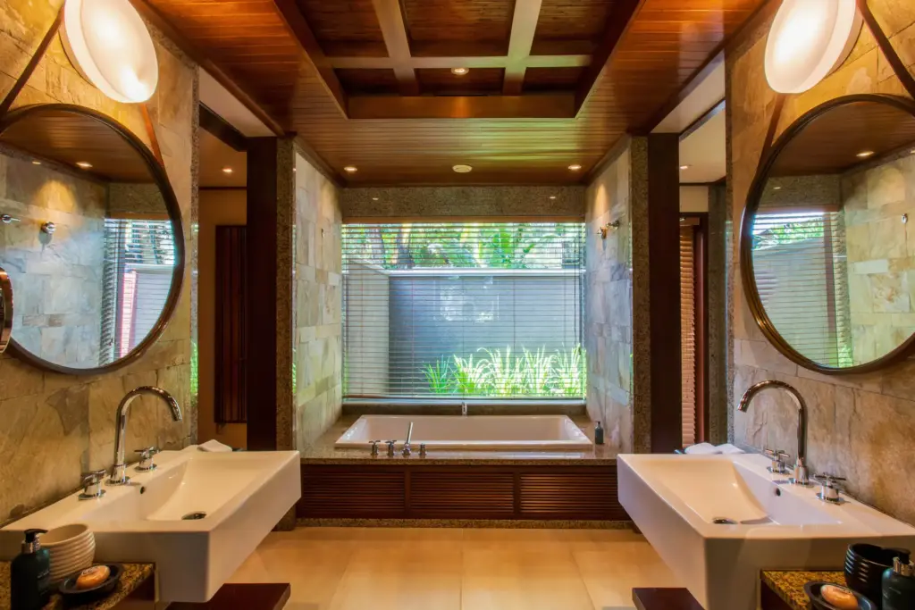 Große En-suite-Bäder sorgen in dieser Beach Villa für ganzheitliche Entschleunigung im Rahmen eines exklusiven Seychellen Urlaubs - maßgeschneidert und individuell gebucht bei Seychellen-Expertin Katharina Fenners!