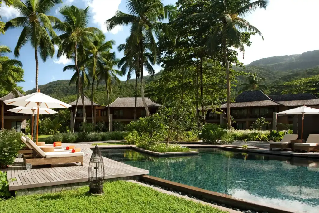 Die Junior Suiten des Constance Ephelia liegen am Hauptpool und zugleich nur einen Steinwurf vom Strand entfernt - buchbar für Ihren Seychellen Urlaub bei Fenners Reisen