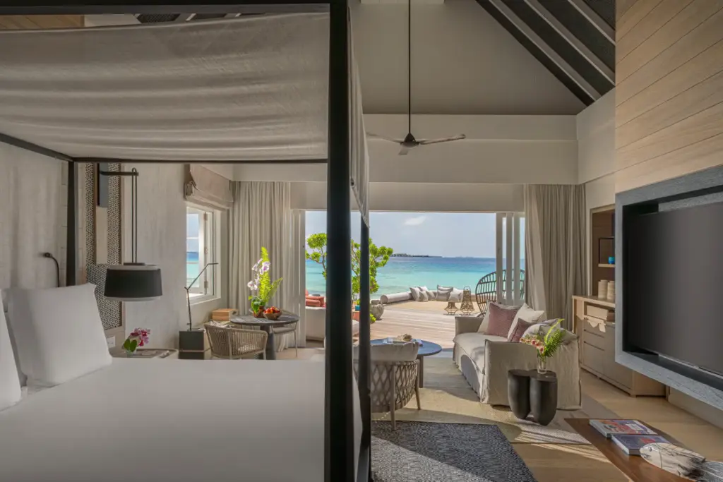 Ein Schlafzimmer der Landaa Estate auf den Malediven, buchbar bei Fenners Reisen