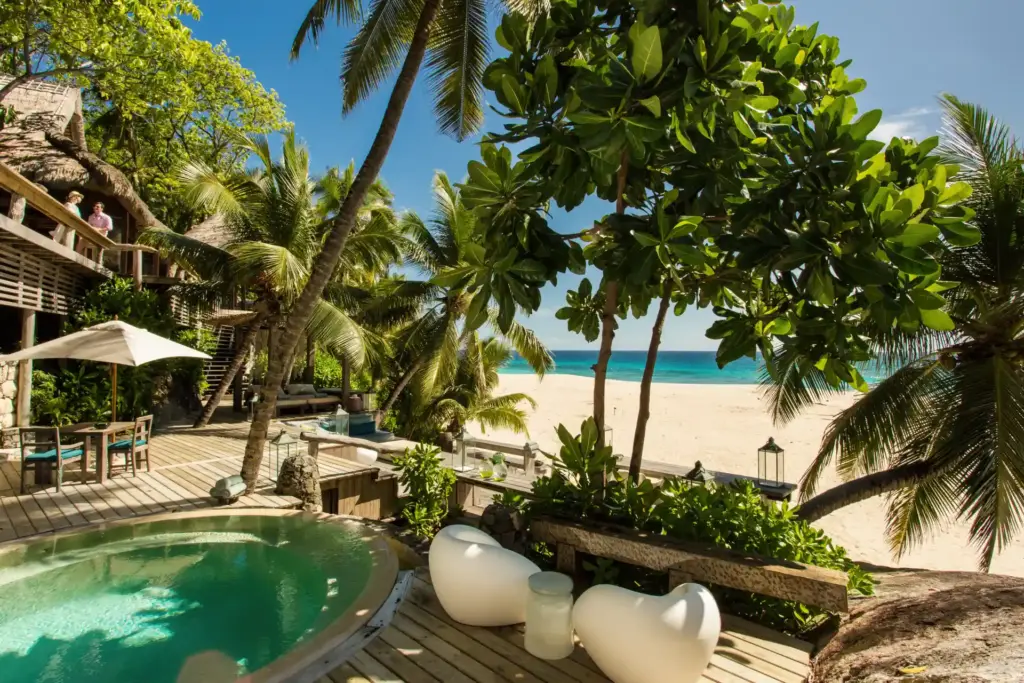 Die exklusive Villa 11 des North Island Seychelles liegt direkt am Strand und verteilt sich über mehrere Etagen - buchbar bei Fenners Reisen