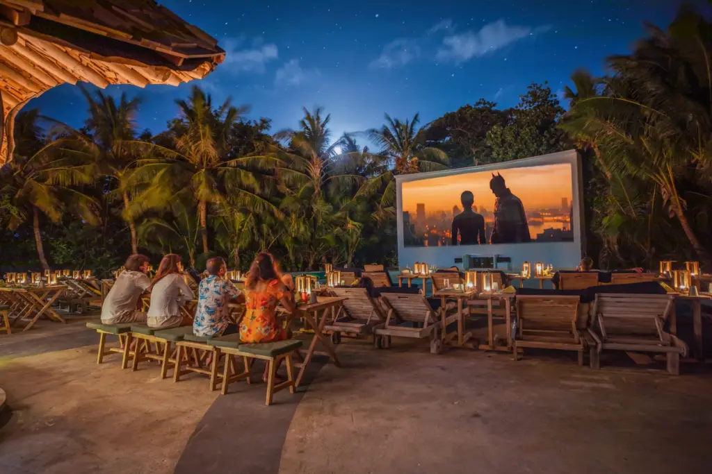 Gäste genießen Freilichtkino unter dem Sternenhimmel der Malediven - viele Resorts bieten ihren Gästen ein reiches Bouquet an unvergesslichen Erlebnissen und Aktivitäten. Katharina Fenners berät Sie individuell!