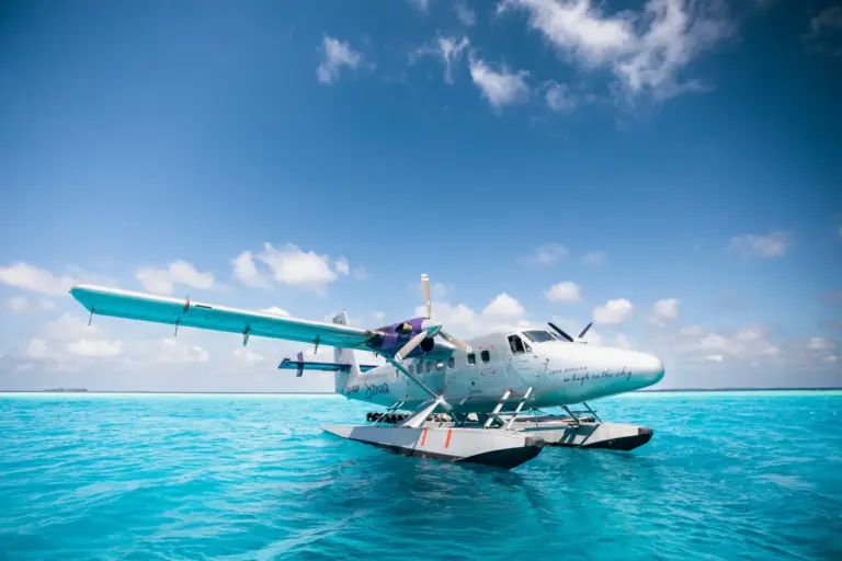 Das Wasserflugzeug, das Gäste vom Flughafen zum Soneva Fushi Resort bringt. Sie planen einen Luxusurlaub auf den Malediven? Katharina Fenners kennt die besten Resorts und berät Sie individuell!
