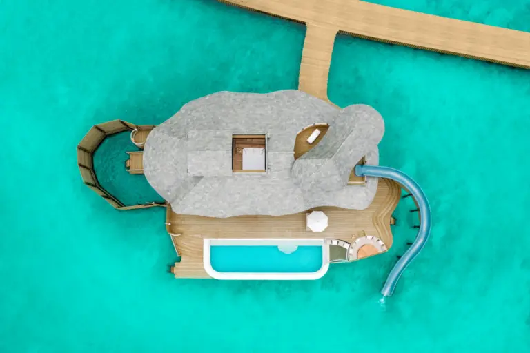 Wasservilla des Soneva Fushi Resorts auf den Malediven aus der Luft gesehen - ein Aufenthalt in einer Wasservilla zählt zu den absoluten Highlights eines Malediven Luxusurlaubs! Katharina Fenners kennt die besten Villen und Resorts und organisiert den maßgeschneiderten Aufenthalt!