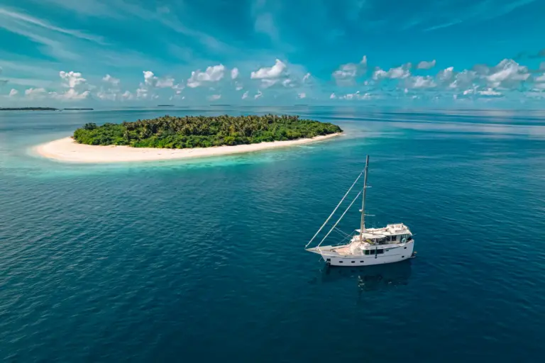 Die Luxusyacht Soneva in Aqua liegt vor Soneva Fushi im UNESCO-Biosphärenreservat Baa-Atoll - ein Aufenthalt ist ein unvergessliches Erlebnis und kann bei Fenners Reisen gebucht werden.
