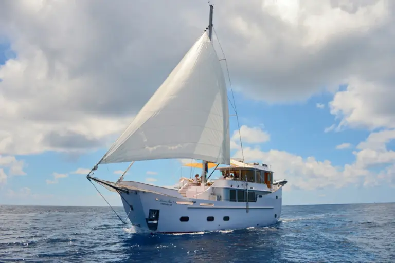 Die ultraluxuriöse Segelyacht Soneva in Aqua ist ein exklusives Hideaway auf dem Wasser, das die unvergleichliche Exklusivität der Soneva-Resorts mit dem eindrucksvollen Erlebnis einer Kreuzfahrt vereint - buchbar ist das Malediven-Highlight bei Fenners Reisen!