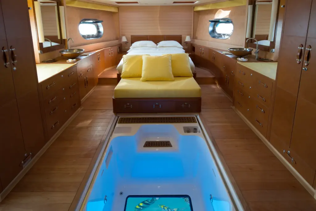 Dieses Schlafzimmer einer Luxus-Segelyacht auf den Malediven wartet mit einer Schiebetür im Boden auf, unter der sich ein Glasboden zum Bestaunen der Unterwasserwelt verbirgt - ein echtes Once-In-A-Lifetime-Abenteuer, das bei der Trauminsel-Spezialistin Katharina Fenners exklusiv gebucht werden kann!