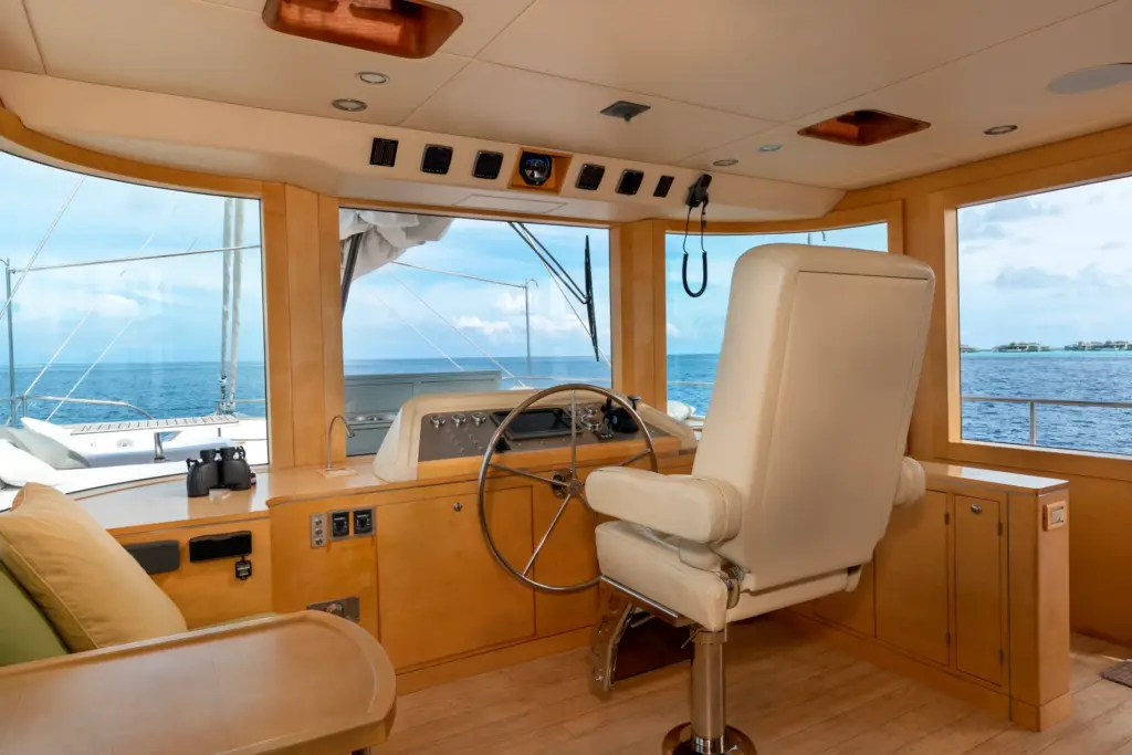 Blick ins Cockpit der exklusiven Yacht Soneva in Aqua, die für Ihren Luxusurlaub auf den Malediven bei Fenners Reisen gebucht werden kann