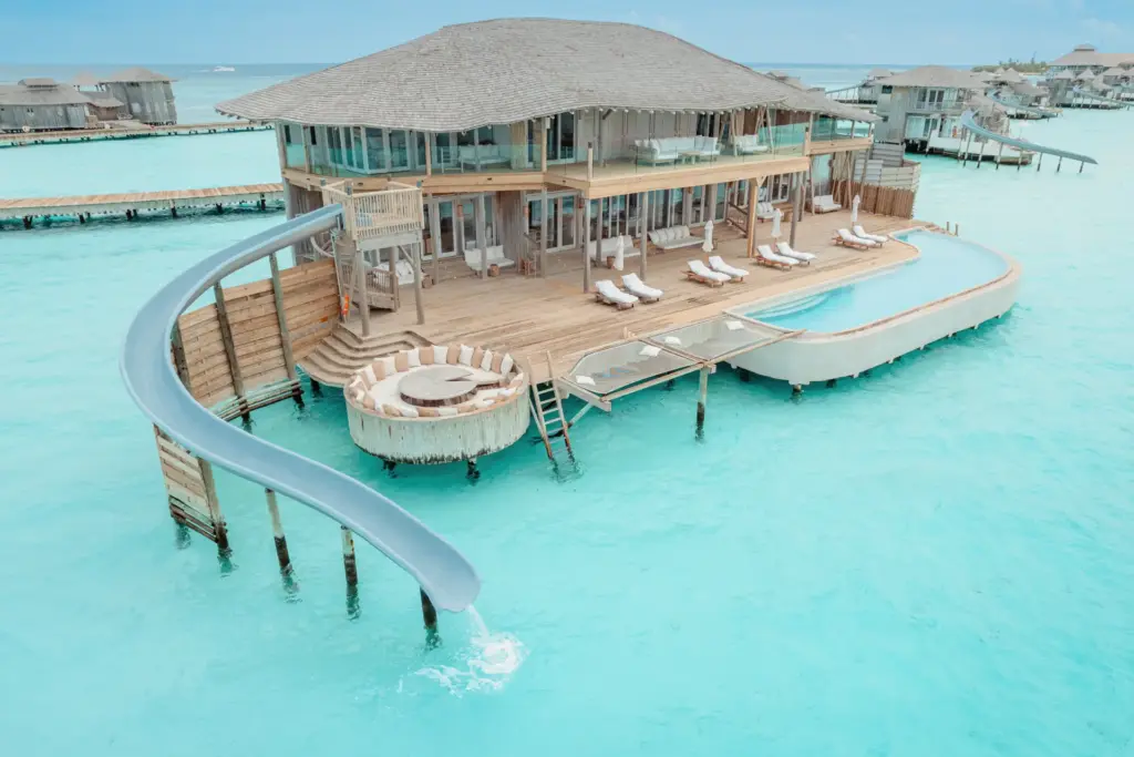 Blick auf die größte Villenkategorie des luxuriösen Soneva Jani auf den Malediven: ein Water Retreat mit Rutsche und fünf Schlafzimmern. Buchen Sie einen unvergesslichen Aufenthalt im Indischen Ozean bei Fenners Reisen!