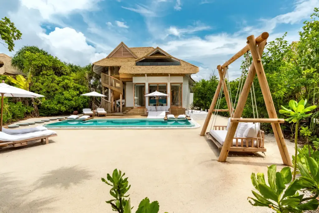Dieses Beach Hideaway mit einem Schlafzimmer ist umgeben von tropischer Vegetation. Im Garten wartet neben eigenem Pool und sonnenbeschirmten Liegen auch eine gemütliche Schaukel. Sie sind auf der Suche nach der besten Unterkunft für Ihren maßgeschneiderten Malediven Urlaub? Katharina Fenners berät Sie individuell!