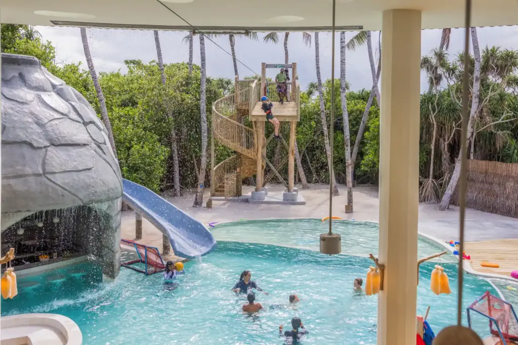 Der Kinderbereich The Den des Soneva Jani auf den Malediven zählt zu den größten Kinderclubs in ganz Asien - perfekte Rahmenbedingungen für einen unkomplizierten Malediven Familienurlaub, buchbar bei Fenners Reisen!