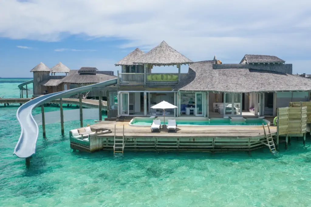 Ein Water Retreat mit Rutsche und einem Schlafzimmer des Soneva Jani Resorts bietet Platz für eine vierköpfige Familie und ist buchbar bei Malediven-Expertin Katharina Fenners