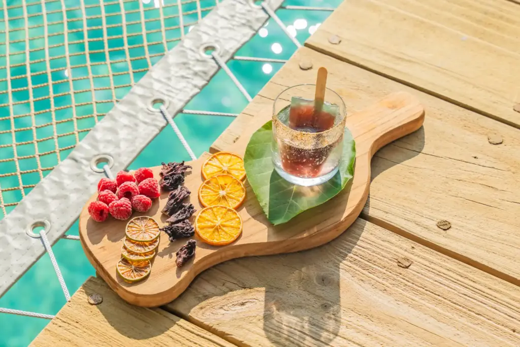 Stilvoll arrangierte Früchte und ein lühler Drink warten auf der Terrasse neben der Hängeschaukel über dem Indischen Ozean - ein Luxusurlaub auf den Malediven bedeutet Verwöhnung auf höchstem Niveau. Trauminsel-Spezialistin Katharina Fenners arrangiert den maßgeschneiderten Aufenthalt.