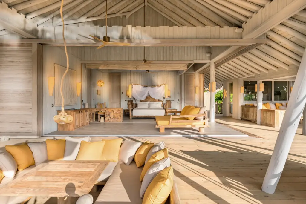 Blick in ein Beach Hideaway des exklusiven Soneva Secret Resorts, buchbar bei Fenners Reisen