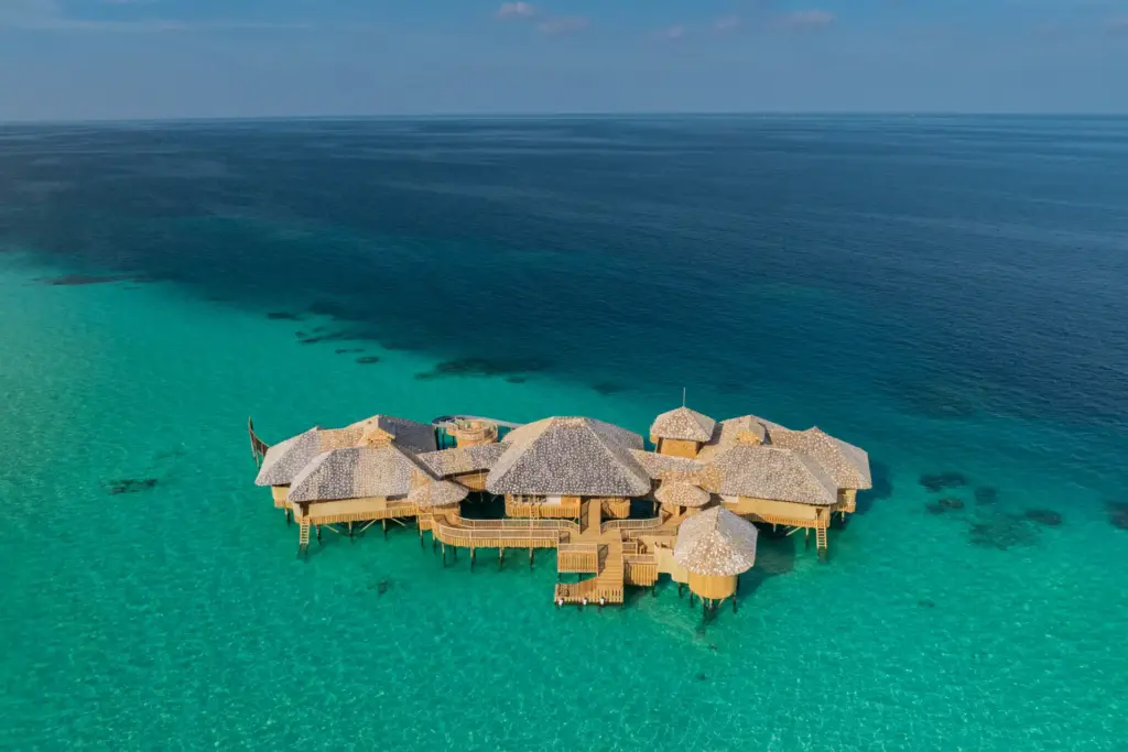 Die spektakuläre Crusoe Reserve des Soneva Secret Resorts ist nur mit dem Boot zu erreichen. Buchbar ist der Aufenthalt in diesem absolut intimen Luxusdomizil über dem Wasser bei Fenners Reisen.