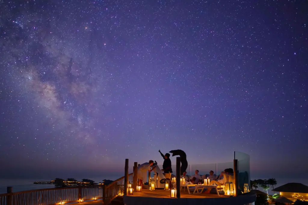 Mit dem Teleskop des Soneva Secret Resorts beobachten Gäste den Sternenhimmel - dank der absolut abgeschiedenen Lage ist der Himmel kaum von Luftverschmutzung getrübt und bietet einmalig klare Sicht. Sie interessieren sich für eine unvergessliche Reise auf die Malediven? Katharina Fenners arrangiert den maßgeschneiderten Aufenthalt!