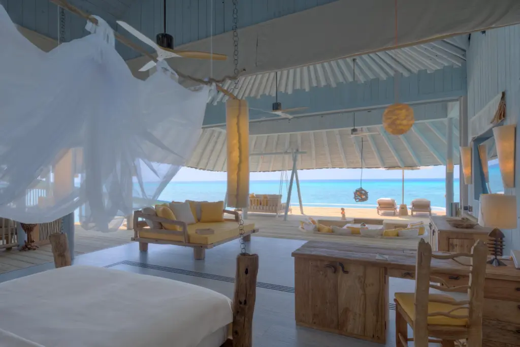 Vom Schlafzimmer dieses dezent eingerichteten Overwater Hideaways gleitet der Blick ungehindert über den Indischen Ozean. Sie sind auf der Suche nach dem perfekten Resort für Ihren Malediven Luxusurlaub? Katharina Fenners berät Sie individuell!