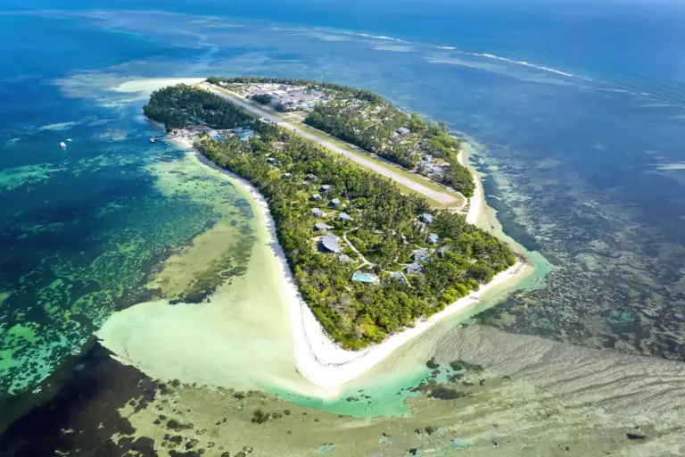Blick aus der Luft auf die nahezu unberührte Seychelleninsel Platte Island, auf der sich das äußerst stilvolle und architektonisch ambitionierte Waldorf Astoria befindet - ein Schmuckstück, buchbar bei Fenners Reisen für Ihren Seychellen Luxusurlaub!