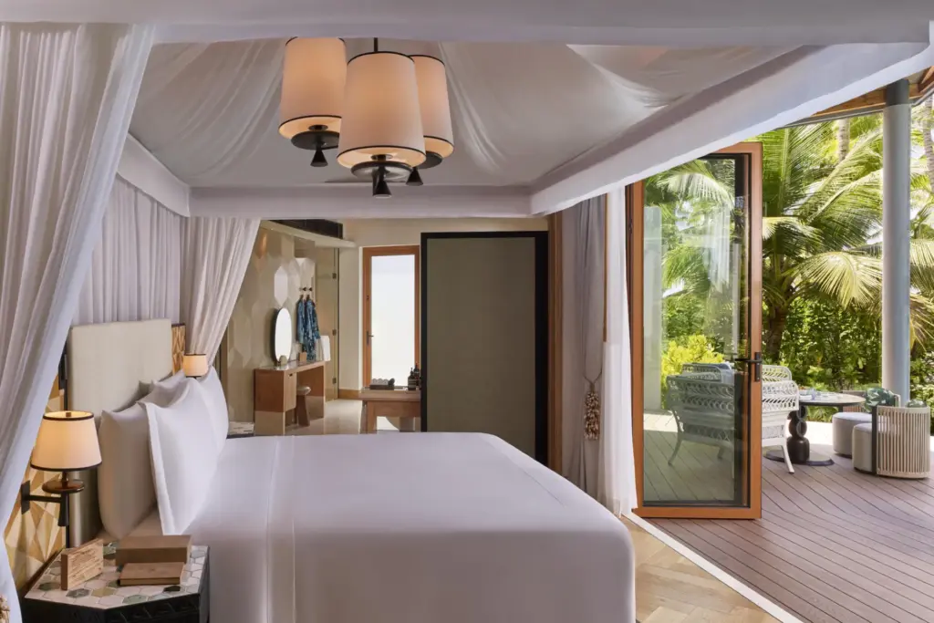 Dieses Hotelschlafzimmer auf den Seychellen garantiert dank vollständig aufklappbarer Falttüren größtmögliche Nähe zur umgebenden Natur. Sie sind auf der Suche nach dem perfekten Hotel für einen unvergesslichen Seychellen Urlaub? Katharina Fenners ist Expertin für die Trauminseln im Indischen Ozean und berät Sie individuell!