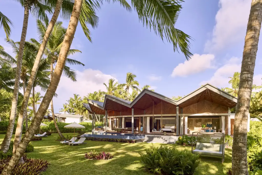 Blick auf die Blacktip Villa mit zwei Schlafzimmern, eine der stilvollen Villen des Waldorf Astoria Seychelles, buchbar für Ihren Seychellen Luxururlaub bei Fenners Reisen!