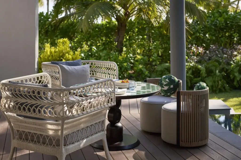 Stilvolles Mobiliar auf der Terrasse einer Villa auf den Seychellen. Katharina Fenners kennt die besten Resorts und Hotels auf den Trauminseln des Indischen Ozeans persönlich und organisiert Ihren maßgeschneiderten Aufenthalt!