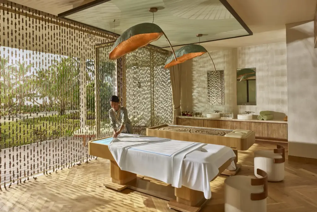 Der Spa-Bereich des Waldorf Astoria Seychelles auf Platte Island besticht wie die gesamte Anlage durch zeitlose Architektur mit stilvoll in Szene gesetzten Akzenten - ein Highlight für Ihren rundum entschleunigenden Seychellenurlaub, buchbar bei Fenners Reisen.