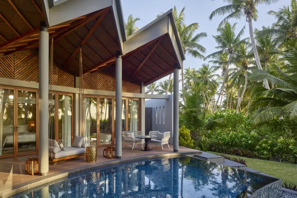 Die Hawksbill Villa mit einem Schlafzimmer des Waldorf Astoria auf den Seychellen besticht durch ihr schnittige Architektur, stilvolles Interior und einen eigenen Pool - buchbar bei Seychellen-Expertin Katharina Fenners