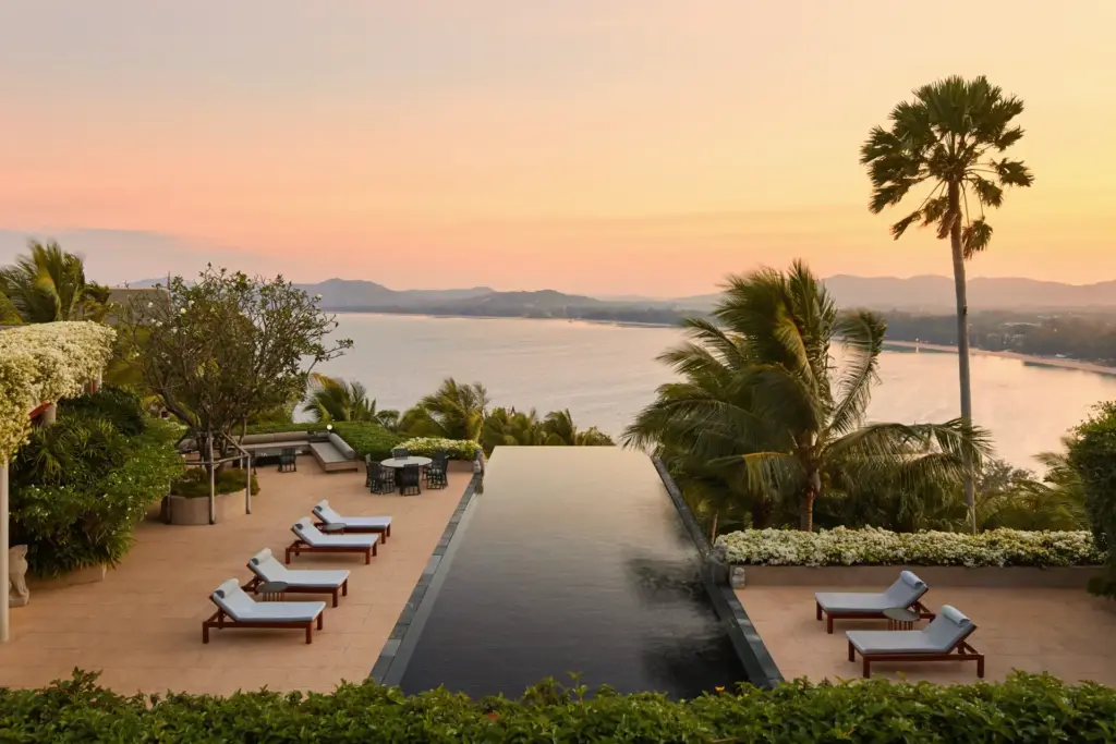Der Pool einer Luxus-Villa in Thailand mit fünf Schlafzimmern leuchtet golden im Sonnenuntergang. Sie sind auf der Suche nach einer exklusiven Unterkunft für Ihre Thailand Luxusreise? Katharina Fenners kennt die besten Resorts und berät Sie individuell!
