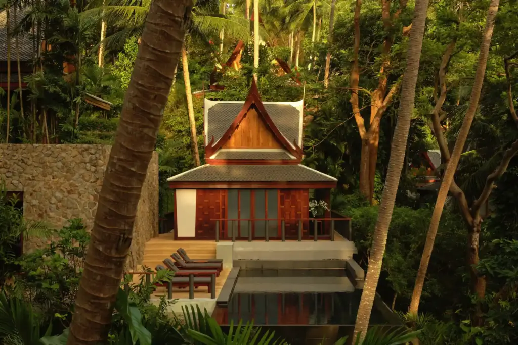 Blick auf den im Schatten tropischer Vegetation gelegenen Wellnessbereich des Amanpuri Luxusresorts und Hotels, das gehobene Entspannung in ruhigem Ambiente verspricht. Buchbar bei Thailand-Spezialistin Katharina Fenners!