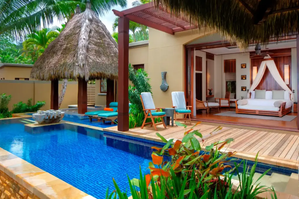 Die Premier Beach Pool Villen des Anantara Maia auf den Seychellen bieten ein großzügiges Schlafzimmer mit freiem Blick auf den eigenen Pool und den Ozean - Katharina Fenners organisiert den maßgeschneiderten Aufenthalt für Ihren Seychellen Luxusurlaub